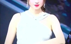 美女脱了个精光露出奶囗和尿囗